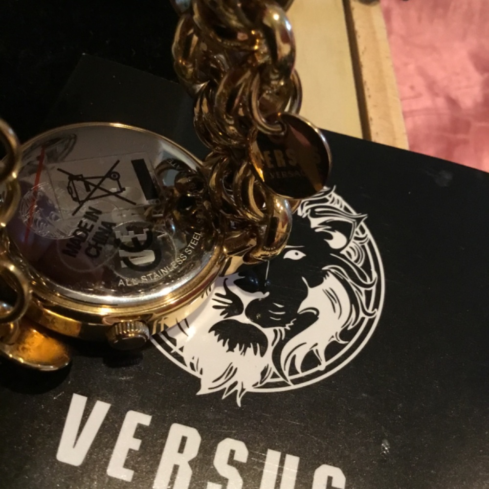 🦁 NWT Versace Versus Agadir Champagne Dial Gold Tone Stainless Steel Watch 🦁 - Picture 5 of 7